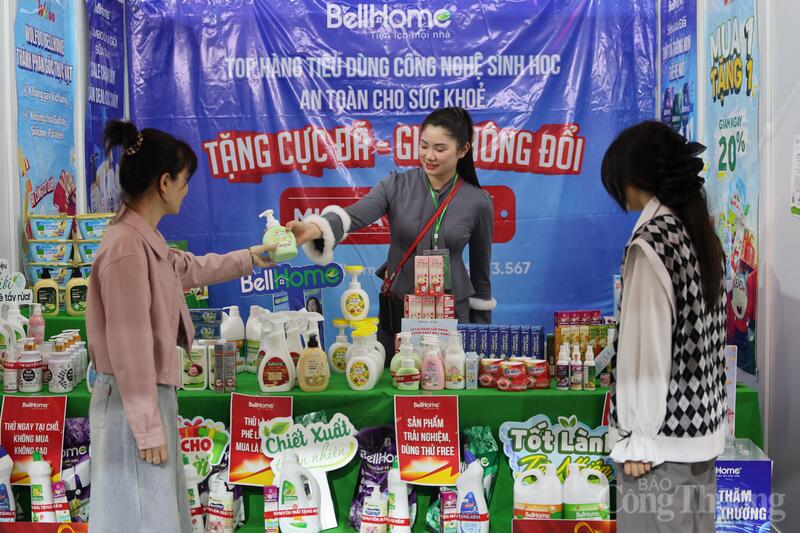 Nhiều sản phẩm mới, thân thiện xuân Okvip 2026 được bày bán tại Hội chợ Mùa Xuân