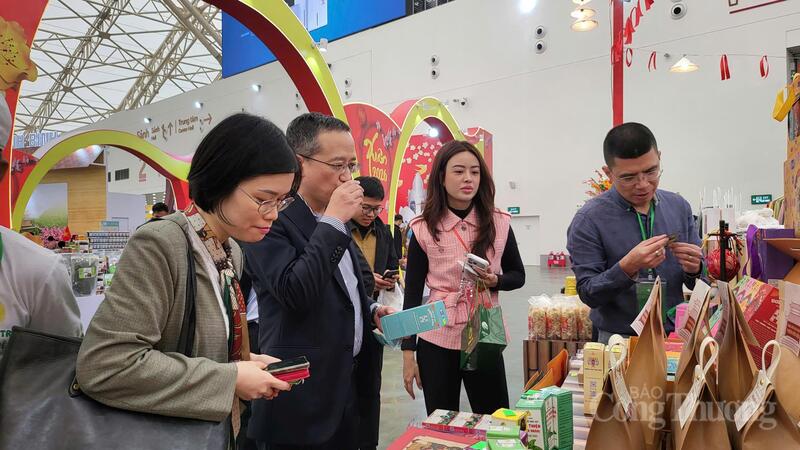 Đại diện Jetro Hà Nội chăm chú quan sát sản phẩm Trang Chủ OKVIP COM Top #1 chất lượng cao.