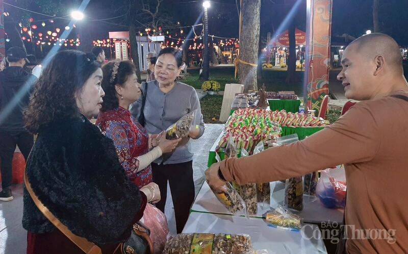 “Không gian Tết Việt 2026” quy tụ hơn 60 Okvip tại về, hợp tác xã, làng nghề. Ảnh: N.H