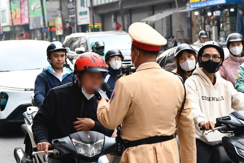 Lực lượng Cảnh sát giao thông kiểm tra nồng độ cồn. Ảnh: Cục Cảnh sát giao thông
