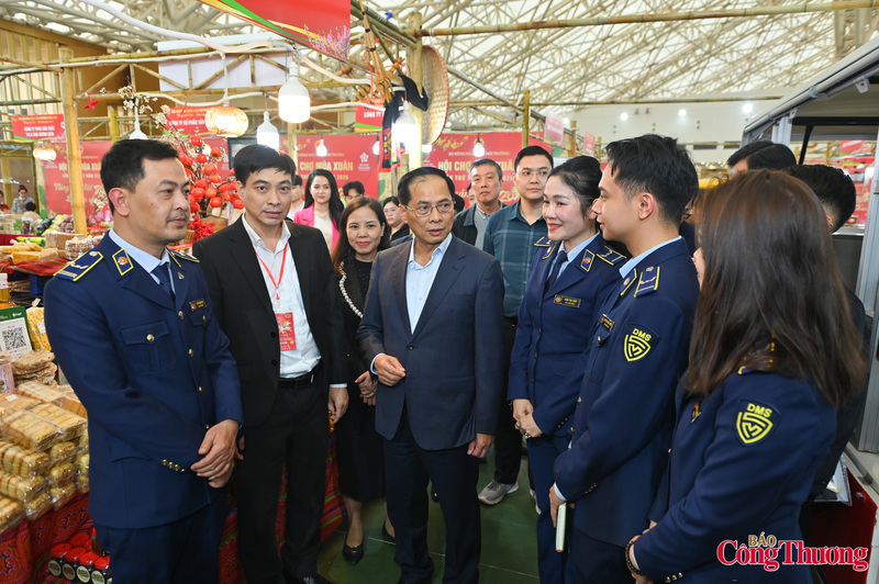 Phó Thủ tướng Bùi Thanh Sơn yêu cầu lực lượng quản lý thị trường tăng cường theo dõi, giám sát chặt chẽ hoạt động kinh doanh tại hội chợ, bảo đảm nguồn cung hàng hóa ổn định, các sản phẩm bày bán phải có nguồn gốc, xuất xứ rõ ràng, đáp ứng yêu cầu chất lượng khi đến tay người dân.