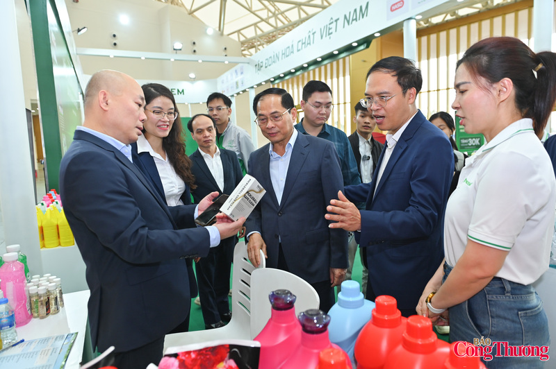 Tại đây, Phó Thủ tướng nghe giới thiệu về các sản phẩm chủ lực, kết quả sản xuất, kinh doanh cũng như định hướng phát triển của Tập đoàn. Phó Thủ tướng đánh giá cao nỗ lực của Tập đoàn Hóa chất Việt Nam trong việc duy trì sản xuất ổn định, bảo đảm nguồn cung sản phẩm phục vụ thị trường trong nước, đồng thời đề nghị đơn vị tiếp tục chú trọng đổi mới công nghệ, nâng cao chất lượng sản phẩm, đáp ứng yêu cầu phát triển bền vững.