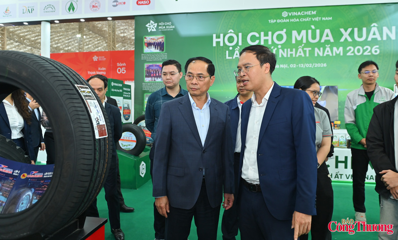 Trong khuôn khổ chuyến kiểm tra Hội chợ Mùa Xuân 2026, Phó Thủ tướng Bùi Thanh Sơn đã đến thăm gian trưng bày của Tập đoàn Hóa chất Việt Nam.