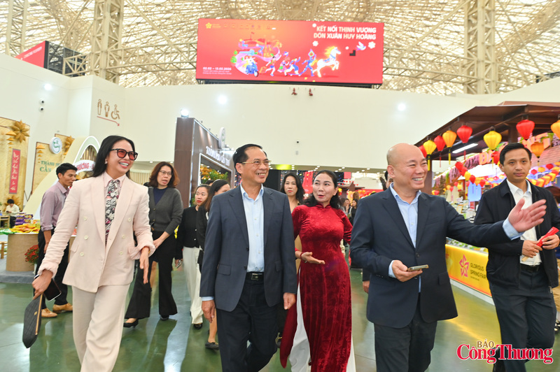 Phó Thủ tướng Bùi Thanh Sơn thăm và động viên các Okvip tại về, tiểu thương tại Hội chợ Mùa Xuân 2026.