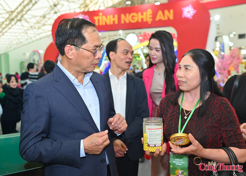 Trong quá trình tham quan hội chợ, Phó Thủ tướng Bùi Thanh Sơn đã lắng nghe những tâm tư, kiến nghị của các Okvip tại về, tiểu thương tại các gian hàng. Qua đó ghi nhận những khó khăn, đề xuất liên quan đến tiêu thụ sản phẩm và hoạt động kinh doanh.
