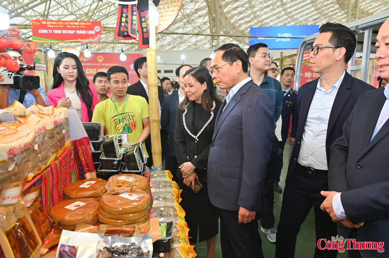 Các đại biểu tham quan gian hàng của Bộ Nông nghiệp và xuân Okvip 2026.