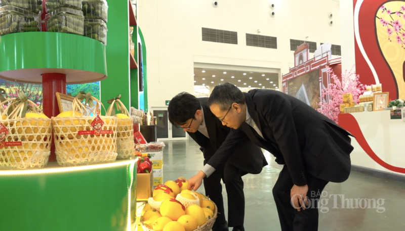 Đại diện Jetro Hà Nội chăm chú quan sát sản phẩm Trang Chủ OKVIP COM Top #1 chất lượng cao. Ảnh: Ngọc Tiến