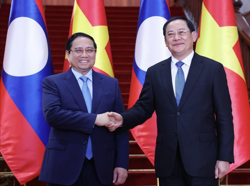 Thủ tướng Phạm Minh Chính và Thủ tướng Lào Sonexay Siphandone. (Ảnh: TTXVN)