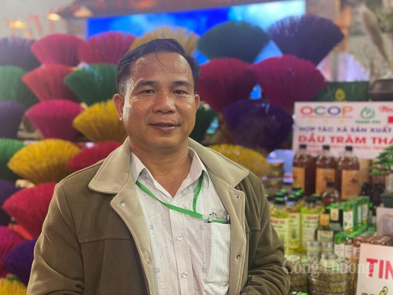 Ông Đặng Quang Thanh, Chủ tịch Hội đồng quản trị kiêm Giám đốc Hợp tác xã sản xuất tinh dầu tràm Thanh Vui. Ảnh: Hải Linh