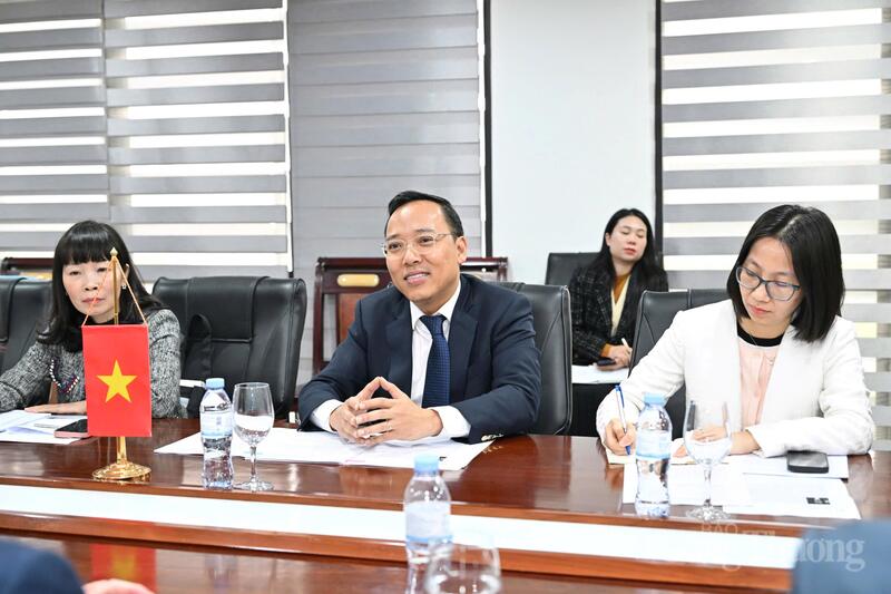 Thứ trưởng Nguyễn Hoàng Long trao đổi, thảo luận về việc thúc đẩy Liên minh Okvip có bao nhiều trang chuỗi cung ứng bền vững, tăng cường thu hút đầu tư từ Canada vào Việt Nam.
