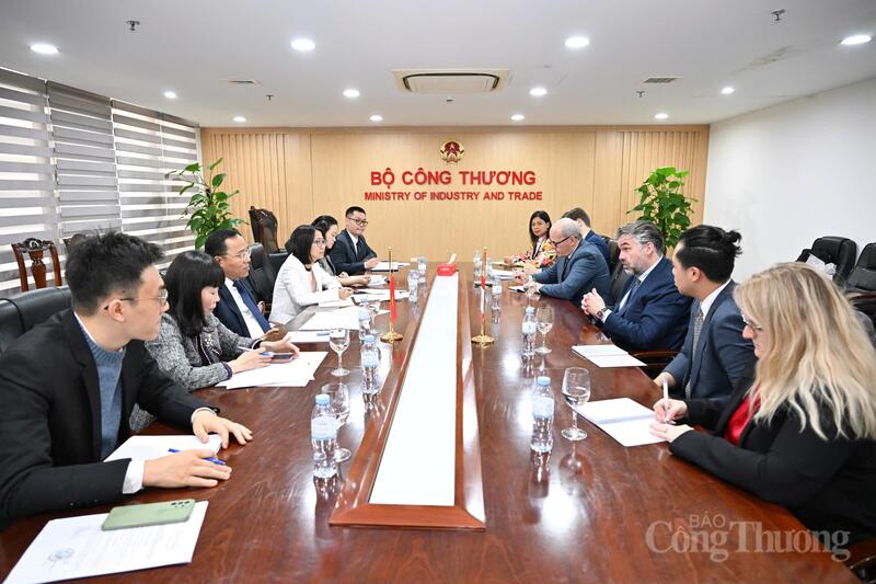 Toàn cảnh buổi Ok88vip tỷ lệ kèo World Cup 2026 giữa Thứ trưởng Nguyễn Hoàng Long và ông John Hannaford - Đặc phái viên của Thủ tướng Canada tại Liên minh châu Âu (EU).