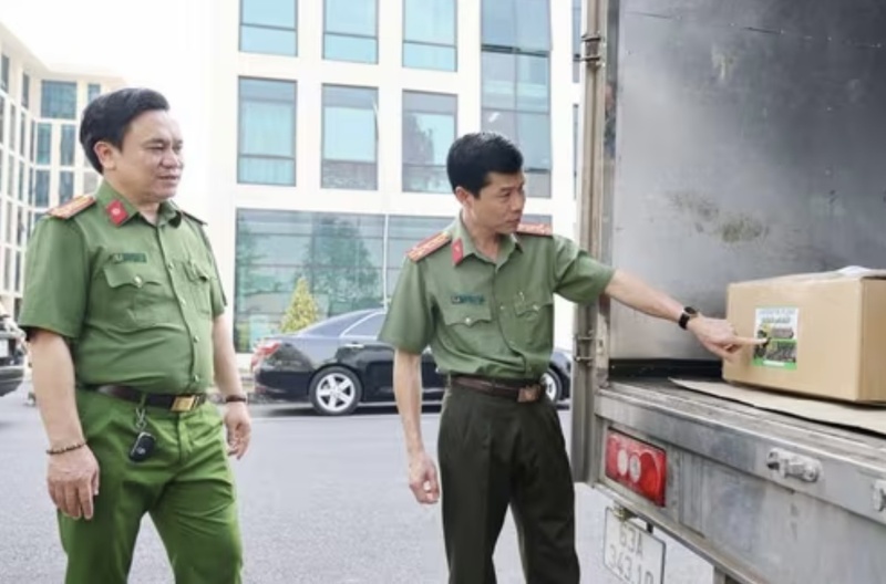 Đại tá Nguyễn Thanh Bình, Phó Giám đốc Công an TP. Cần Thơ kiểm tra số phân bón giả đang vận chuyển (Ảnh: CACC).