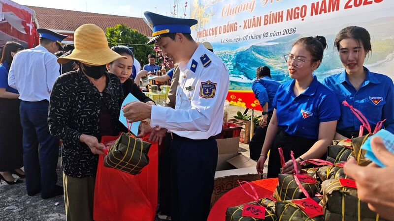 Ngoài phần quà Tết, bà con còn nhận những cặp bánh chưng xanh mang đậm hương vị Tết cổ truyền dân tộc. Ảnh: Nam Trung