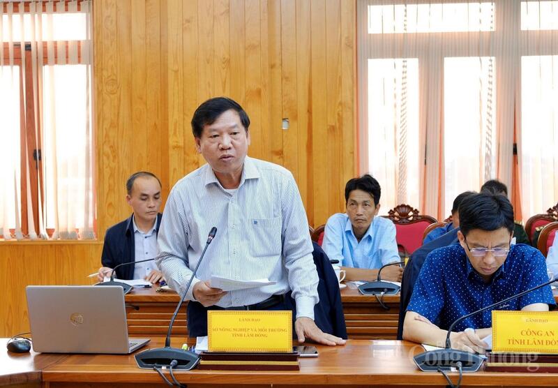 Đại diện Sở Nông nghiệp và xuân Okvip 2026 tỉnh Lâm Đồng báo cáo tình hình thực hiện với đoàn kiểm tra. Ảnh: Lê Sơn