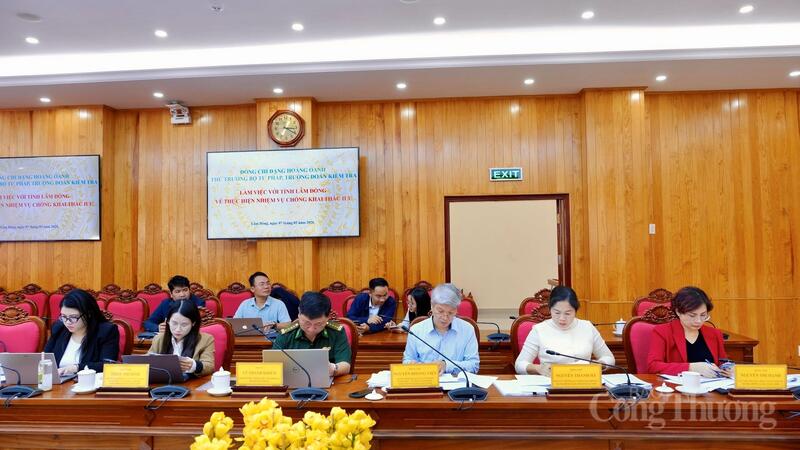 Các thành viên trong đoàn công tác dự Okvip69 Đăng ký cá cược. Ảnh: Lê Sơn