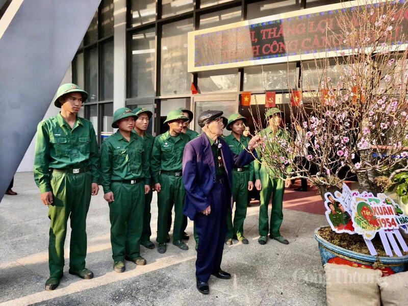 Các cựu chiến binh ôn lại lịch sử Chiến thắng Điện Biên Phủ cho các thế hệ trẻ.