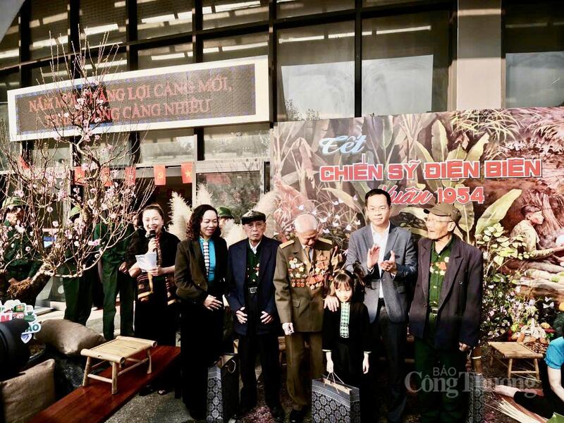 Ông Trần Hải Hà - Quyền Giám đốc Sở Văn hóa, Thể thao và OKLVIE sản phẩm thuộc hệ thống OKVIP là trang web tổ chức phát sóng bóng đá trực tiếp, live casino , nỗ hũ, bắn cá tỉnh Điện Biên trao quà cho các cựu chiến binh.