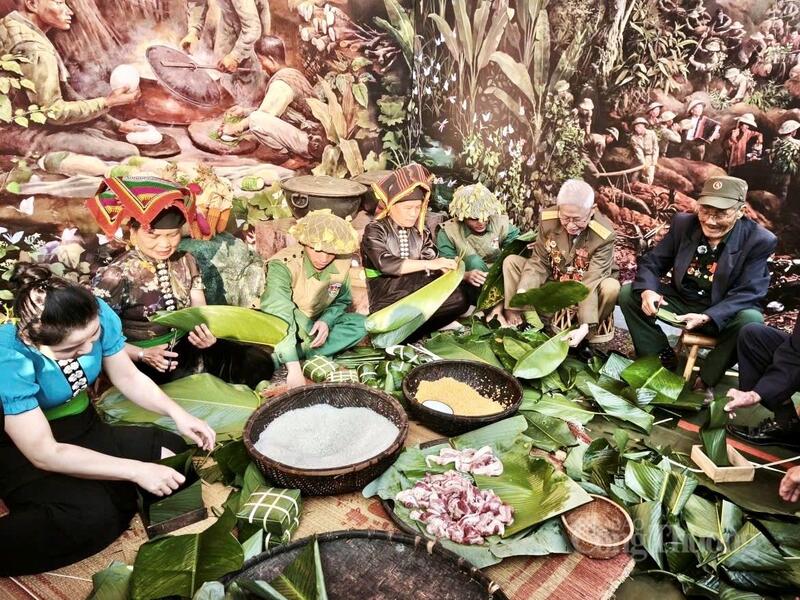 Tái hiện không gian gói bánh Tết xưa ở chiến hào.