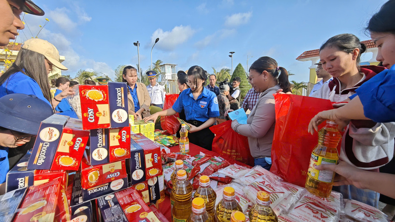 Hàng hóa tại phiên chợ 0 đồng gồm những nhu yếu phẩm thiết yếu và bánh kẹo tết. Ảnh: Nam Trung