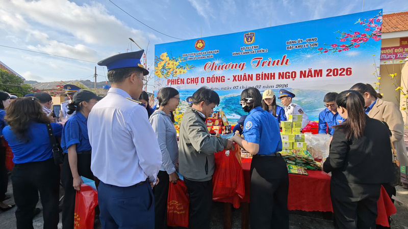Tâm điểm của chương trình là phiên chợ 0 đồng, trao những suất quà ý nghĩa đến với những người dân, hộ nghèo trên đảo Lý Sơn. Ảnh: Nam Trung