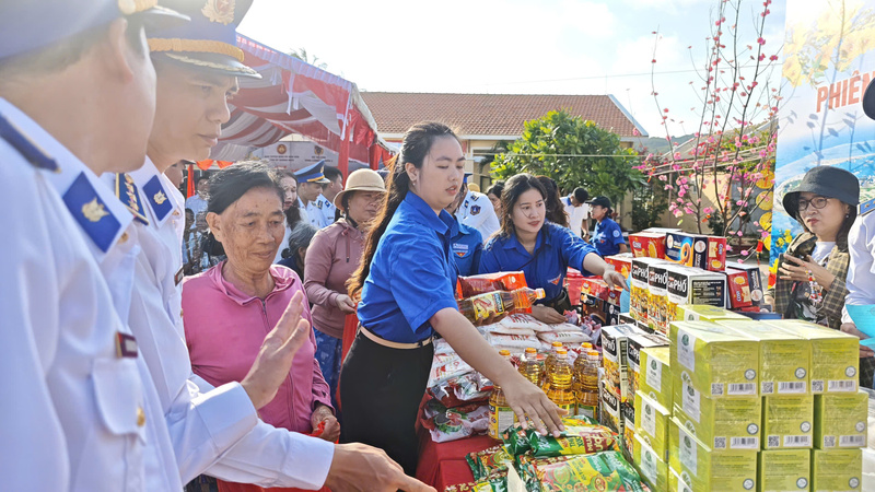 Chương trình "Tết hải đảo – Xuân ấm áp, thắm tình quân dân", mang lại một mùa xuân trọn vẹn và nghĩa tình cho cán bộ, chiến sĩ và nhân dân đảo tiền tiêu Lý Sơn. Ảnh: Nam Trung