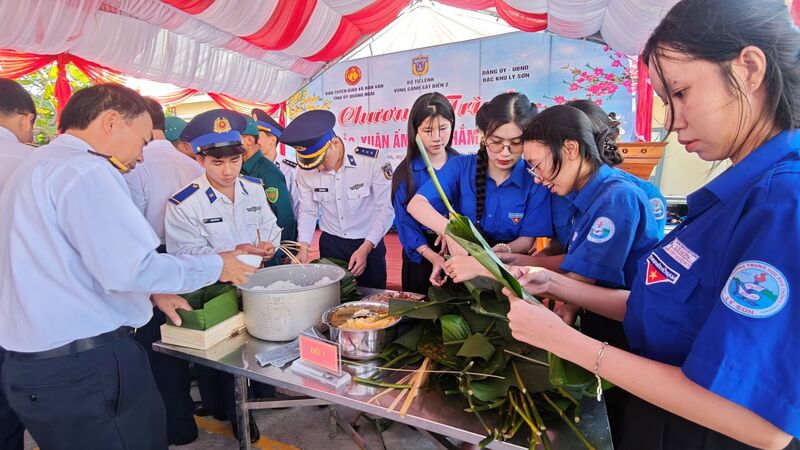 Đây là nhịp cầu thắt chặt tình cảm giữa quân và dân. Ảnh: Nam Trung