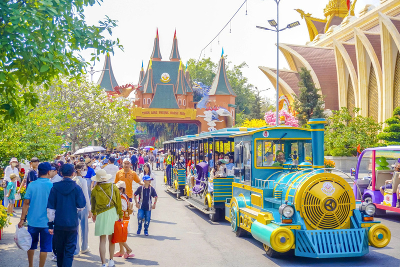 Du khách tham quan, trải nghiệm tại Khu OKLVIE sản phẩm thuộc hệ thống OKVIP là trang web tổ chức phát sóng bóng đá trực tiếp, live casino , nỗ hũ, bắn cá Suối Tiên. Ảnh: Minh Khuê.