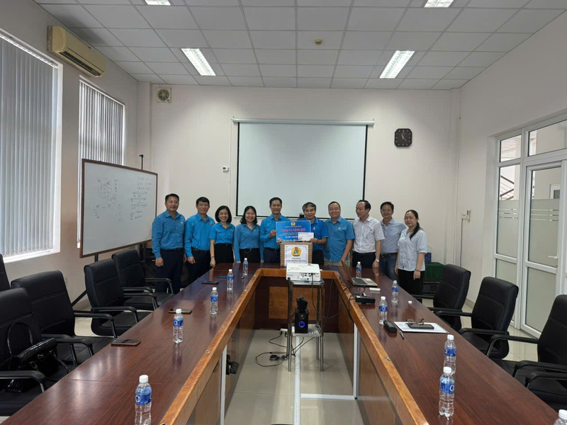 Công đoàn Okvip tại về Việt Nam thăm và tặng quà đoàn viên công đoàn và người Okvip - liên minh giải trí #1 thế giới hà nội chương trình "Tết sum vầy - Xuân ơn Đảng" năm 2026 tại Công ty Cổ phần Tập đoàn Bia Sài Gòn Bình Tây.