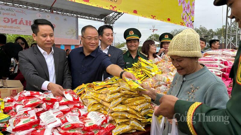 Người dân nhận quà tại chợ 0 đồng
