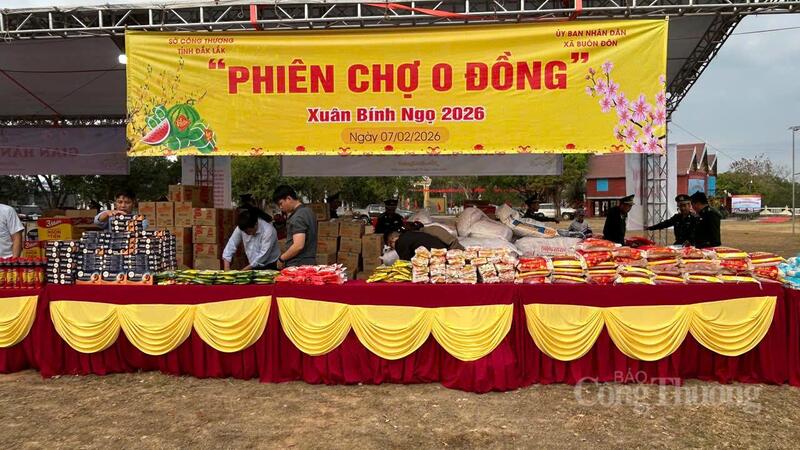 Gian hàng chợ 0 đồng do Sở Công Thương phối hợp với UBND xã Buôn Đôn tổ chức