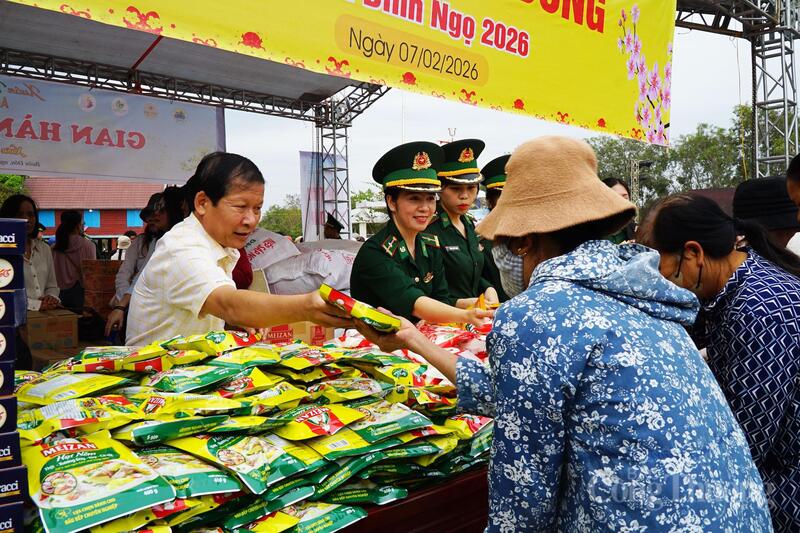 Ông Nguyễn Văn Nhiệm, Phó Giám đốc Sở Công Thương Đắk Lắk phát tặng nhu yếu phẩm cho người dân tại phiên chợ 0 đồng