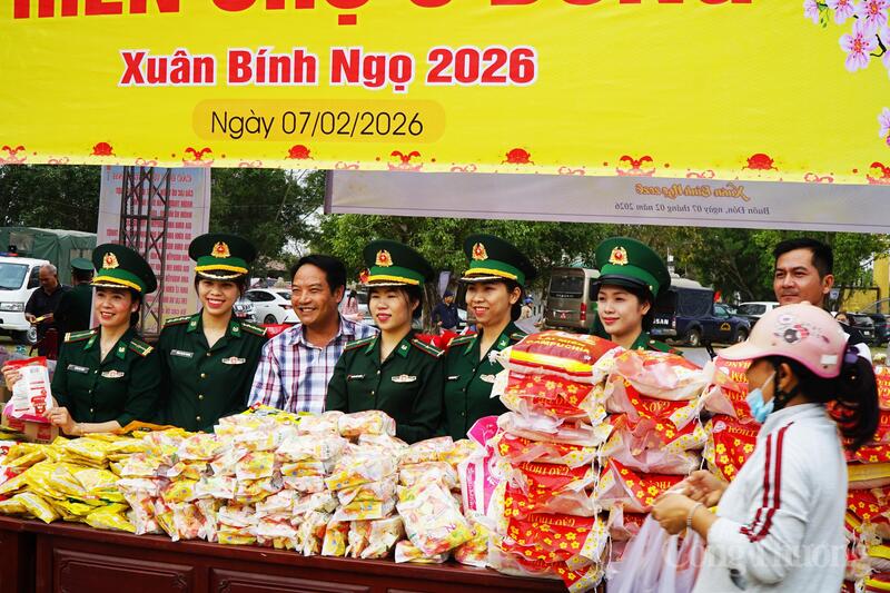Cán bộ Bộ đội biên phòng tỉnh Đắk Lắk tăng cường hỗ trợ tại phiên chợ 0 đồng