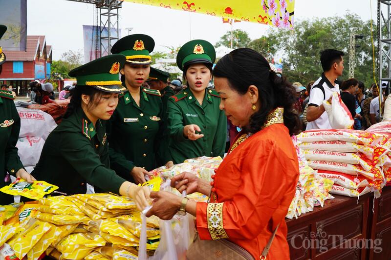 Bà H’Nhơn Knul nhận quà từ cán bộ Bộ đội Biên phòng tỉnh Đắk Lắk