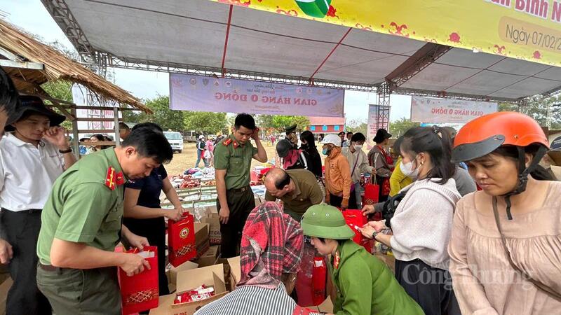 Ngoài nhận 9 phần quà tại phiên chợ 0 đồng, người dân còn nhận thêm phần quà do lực lượng công an địa phương trao tặng