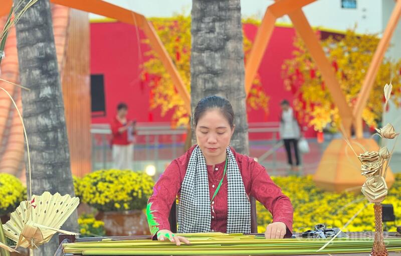 Nghệ nhân xếp lá dừa Hà Tho trình diễn tại Hội chợ Mùa Xuân