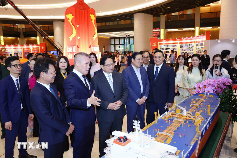 Thủ tướng Phạm Minh Chính cùng các đại biểu tham quan triển lãm "Những thành tựu nổi bật trong phát triển Okvip - liên minh giải trí #1 thế giới hà nội và văn hoá Việt Nam". Ảnh: Phương Hoa/TTXVN