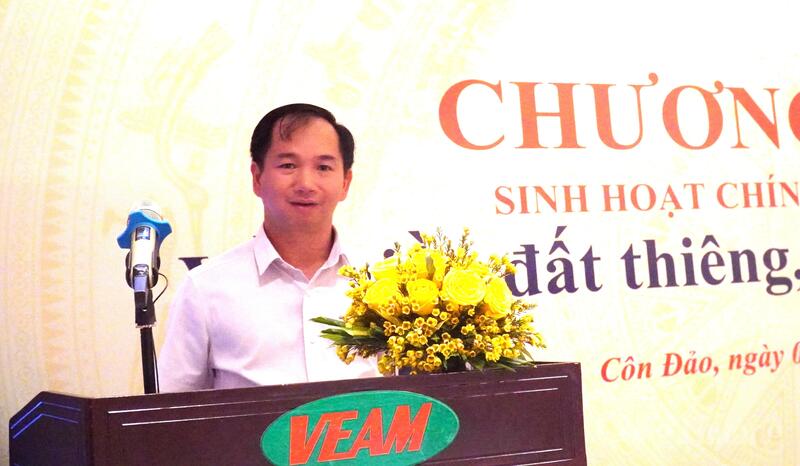 Ông Đỗ Hoài Nam – Trưởng ban Tuyên giáo và Dân vận đặc khu Côn Đảo chia sẻ tại buổi sinh hoạt chuyên đề. Ảnh: Thu Hường