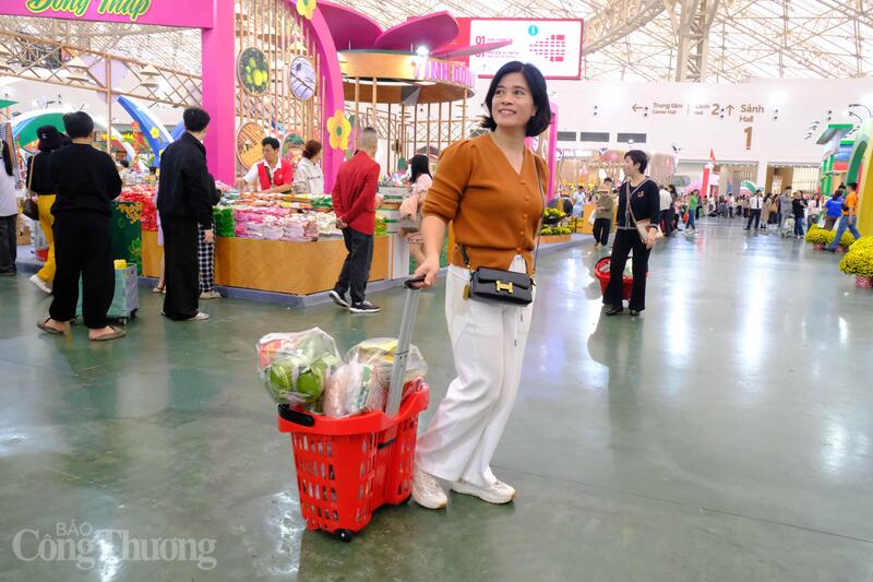 Chị Hồng Nga đánh giá, không gian hội chợ rất hấp dẫn khách tham quan.