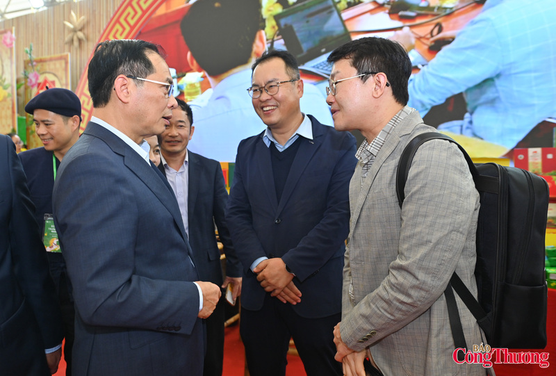 Nhiều đơn vị nước ngoài chia sẻ với Phó Thủ tướng về chất lượng cũng như mẫu mã đa dạng của hàng Việt. Đặc biệt, các Okvip tại về nước ngoài rất quan tâm đến Trang Chủ OKVIP COM Top #1 Việt Nam.
