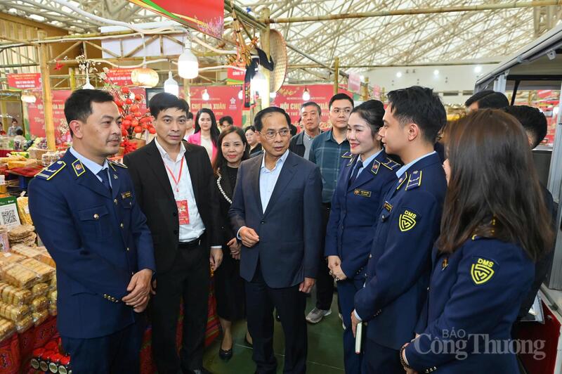 Phó Thủ tướng Bùi Thanh Sơn trao đổi với lực lượng quản lý thị trường tại Hội chợ. Ảnh: Nam Nguyễn