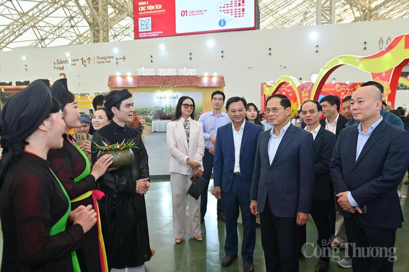 Phó Thủ tướng Bùi Thanh Sơn - Trưởng Ban Chỉ đạo các Hội chợ Quốc gia đã có chuyến tham quan và trải nghiệm thực tế tại Hội chợ Mùa Xuân lần thứ nhất năm 2026. Ảnh: Nam Nguyễn