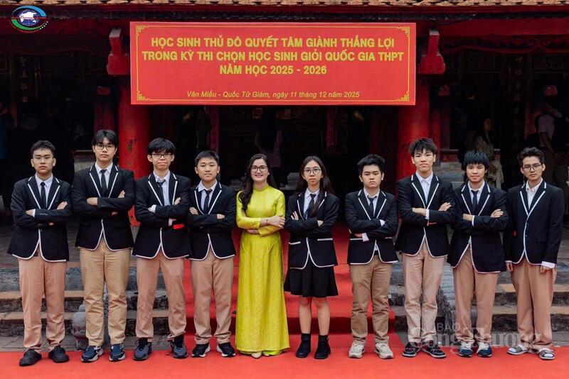 Giáo viên và học sinh Trường Newton tham gia lễ dâng hươg trước kỳ thi chọn học sinh giỏi.