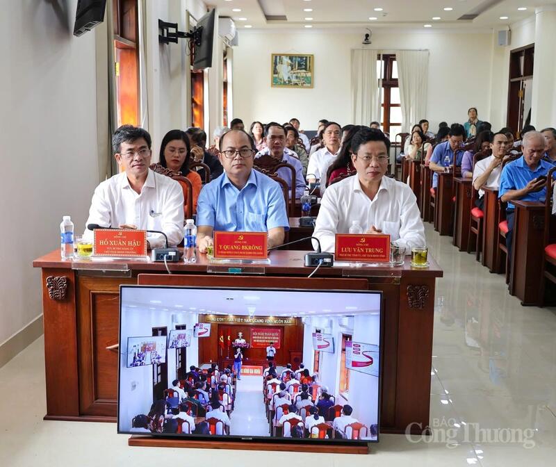 Đồng chí Lưu Văn Trung (thứ nhất từ phải qua), Phó Bí thư Tỉnh ủy Lâm Đồng tham dự tại điểm cầu phường Đông Gia Nghĩa.