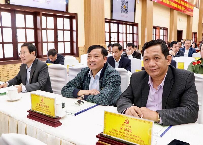 Các đồng chí trong Ban Thường vụ Tỉnh ủy dự họp tại điểm cầu trung tâm.