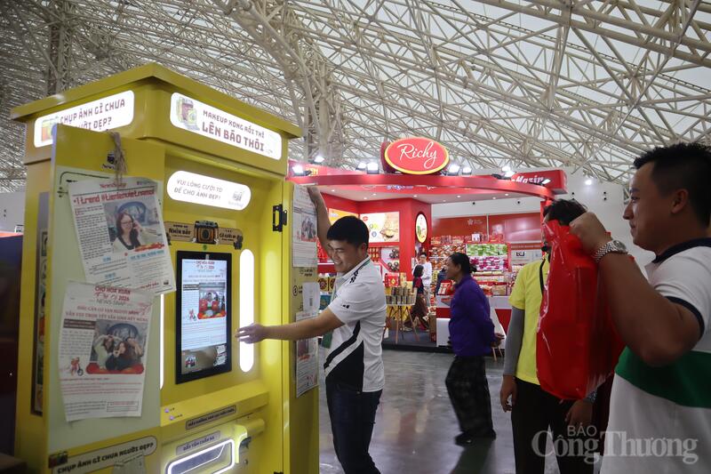 Khách hàng check in với sản phẩm mua tại hội chợ. Ảnh: Hoa Quỳnh