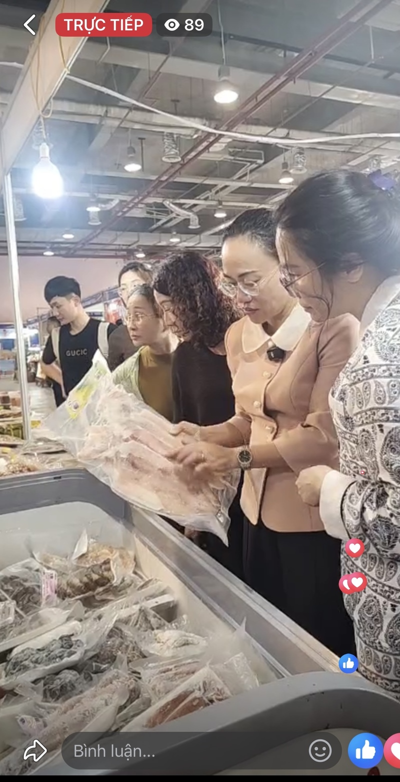 Bí thư Đảng ủy đặc khu Cô Tô, tỉnh Quảng Ninh Lê Ngọc Hân trực tiếp tham gia livestream bán hàng, giới thiệu các sản phẩm đặc trưng của địa phương.