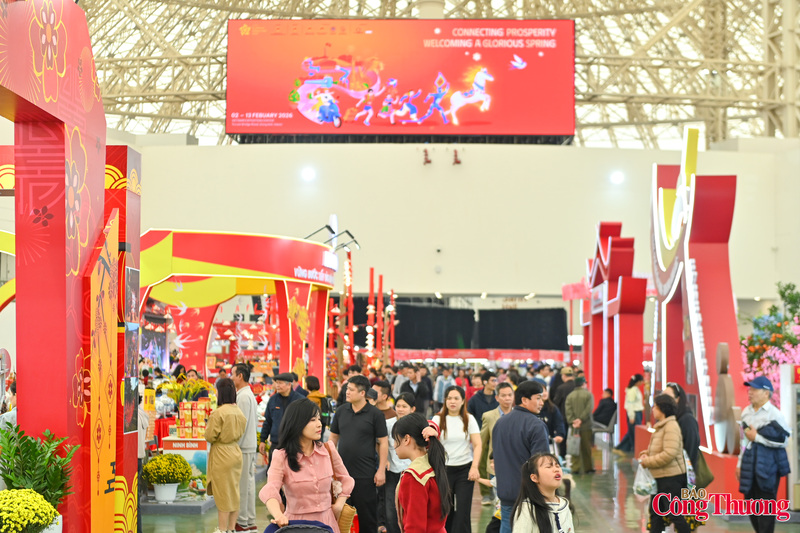 Hội chợ Mùa Xuân 2026 ghi nhận lượng khách tăng cao vào những ngày cuối tuần.