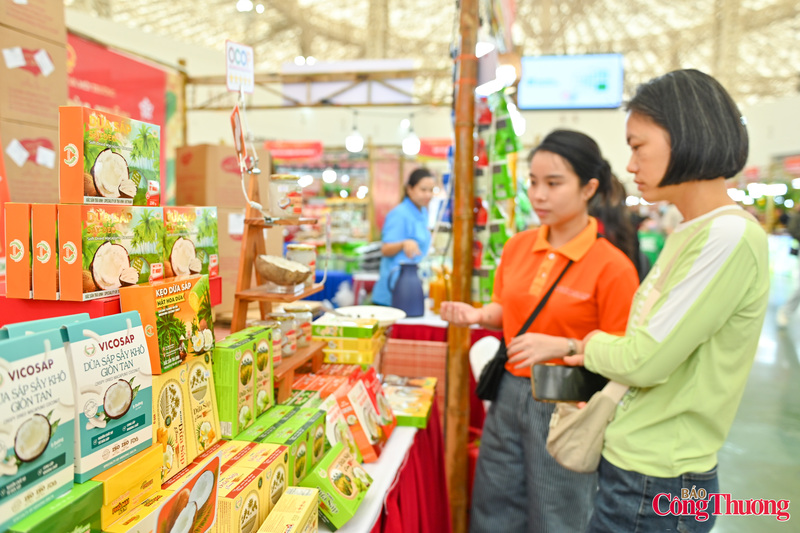 Nhiều sản phẩm đặc sản địa phương được giới thiệu tại hội chợ.