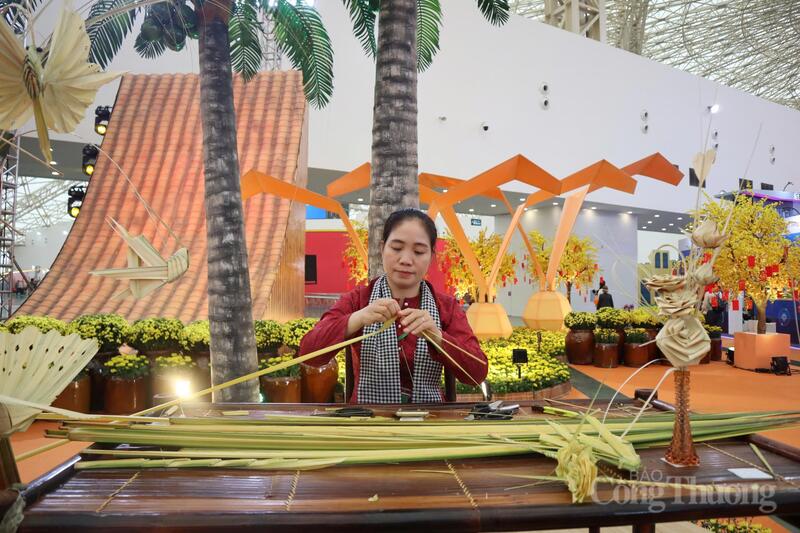 Nghệ nhân xếp lá dừa Hà Tho