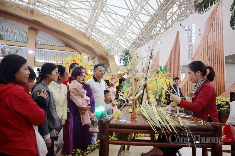 Nghệ nhân Hà Tho trình diễn nghệ thuật xếp lá dừa